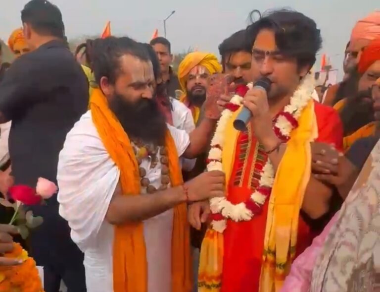 पद यात्रा में धीरेन्द्र शास्त्री के साथ शामिल हुए महंत ईश्वर दास महाराज