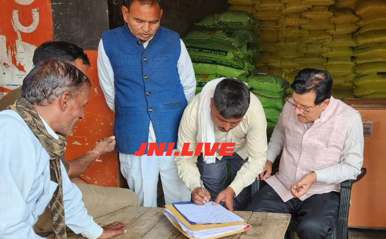 कंपिल के महादेव खाद भण्डार का लाइसेंस निलंबित, दुकान सील