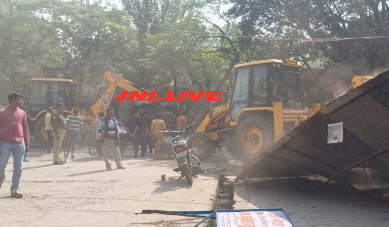 आवास-विकास में चला अतिक्रमण पर पीला पंजा, पालिका व आवास-विकास परिषद में खीच-तान