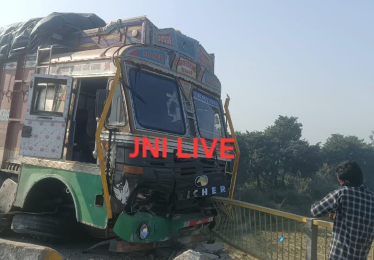 रामगंगा पुल पर फिर हादसा, मक्का लदा ट्रक रेलिंग तोड़कर लटका