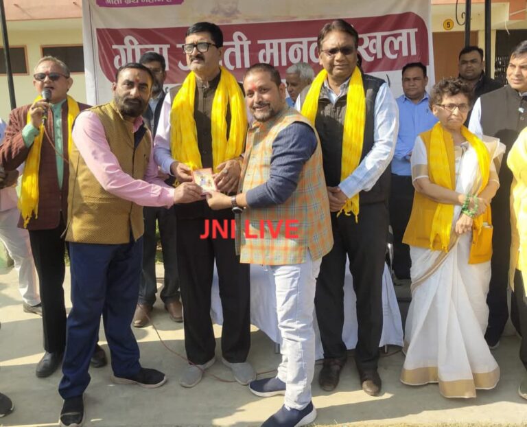 गीता जयंती पर जिलाधिकारी को भेंट की गीता