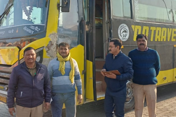 स्लीपर बस व दो ट्रक सीज, जुर्माना