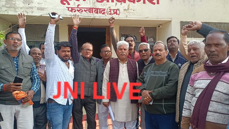 लाभांश बढ़ानें की मांग पर कोटेदारों का प्रदर्शन