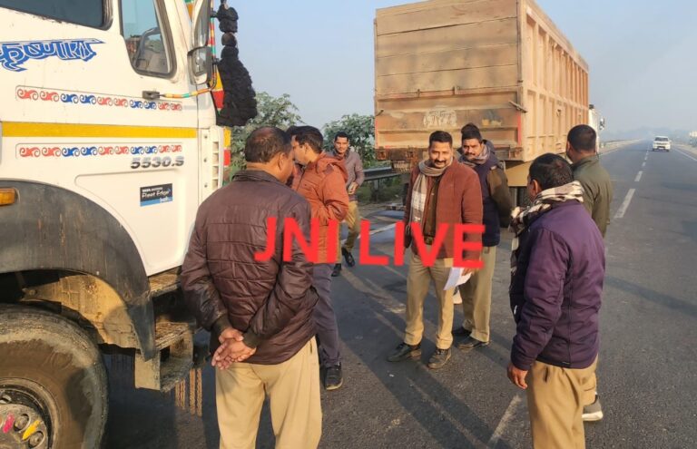 बिना एचएसआरपी व ओवरलोड खनन सामग्री ढोते दो ट्रक पकड़े, एक सीज—3.20 लाख से अधिक जुर्माना