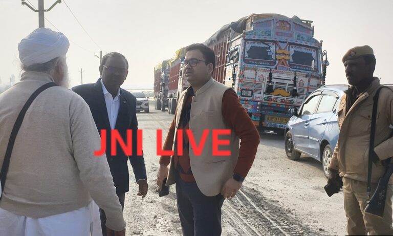 दो ट्रकों से वसूले चालान, एक सीज