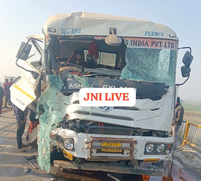 ओवरटेक में डंपर की टक्कर से तीन वाहन क्षतिग्रस्त, चालक गंभीर घायल