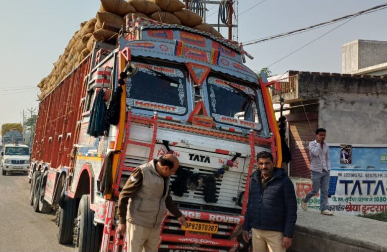 तीन ओवरलोड व 5 ओवर हाइट ट्रक सीज