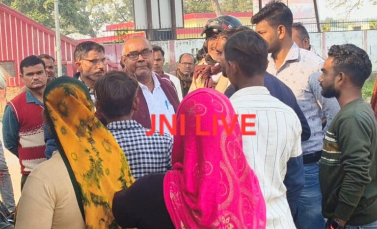 आधार कार्ड बनवाने के नाम पर अवैध वसूली का आरोप, देखें वीडियो