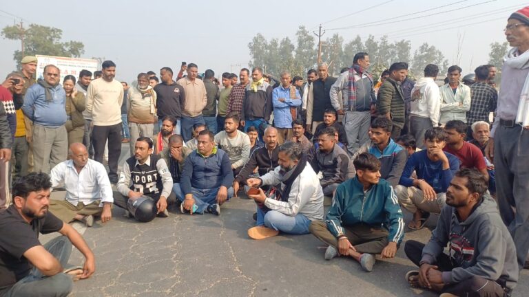 महिला बीएलओ की मौत पर परिजनों नें हाई-वे किया जाम