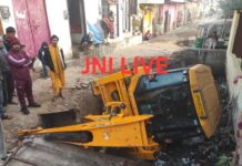 नाला सफाई के दौरान हादसा, पालिका की जेसीबी नाले में गिरी