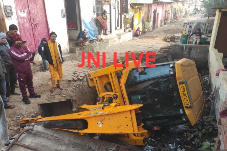 नाला सफाई के दौरान हादसा, पालिका की जेसीबी नाले में गिरी