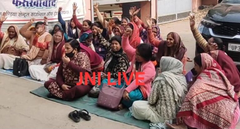 सीएमओ कार्यालय पर आशा बहुओं का धरना प्रदर्शन