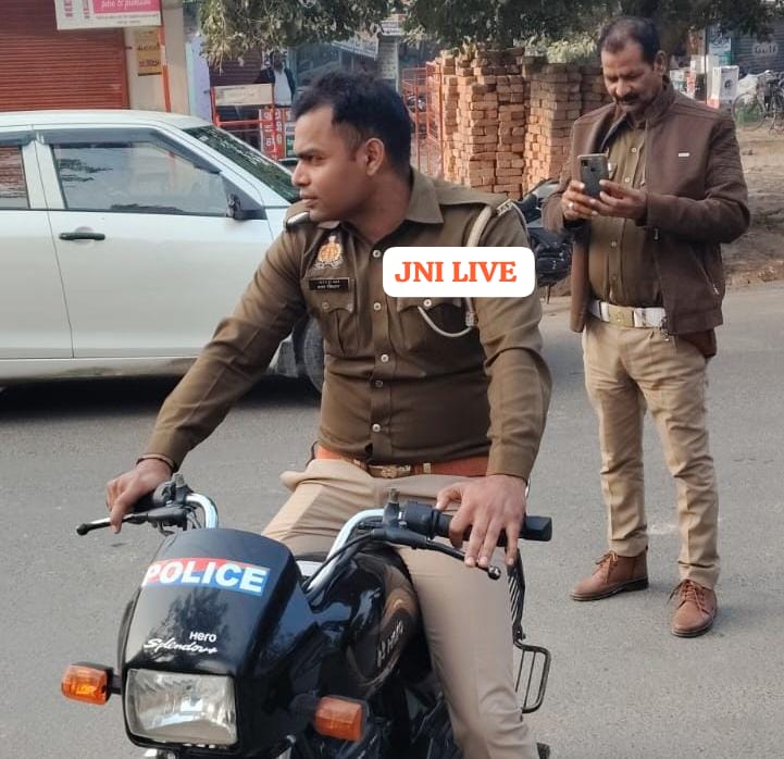 पुलिसवाले भी न पहन रहे हेलमेट और न लगा रहे सीट बेल्ट, किया चालान