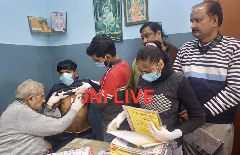 नेहा नर्सिंग होम में निःशुल्क स्वास्थ्य शिविर में उमड़ी भीड़