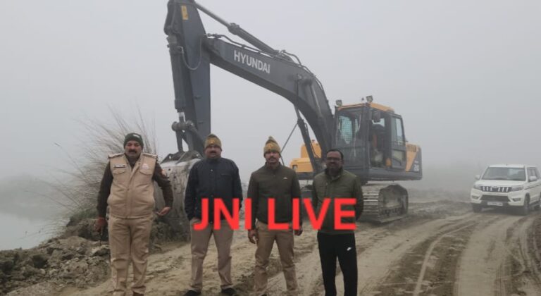 अवैध खनन पर प्रशासन की  कार्यवाही, पोकलैंड मशीन सीज