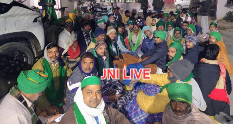 दारोगा पर भाकियू नेता से मारपीट का आरोप, कड़ाके की ठंड में किसानों ने दिया थाना शमसाबाद में धरना