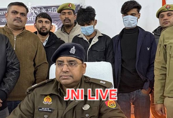 कैश पिकअप कर्मी को गोली मारकर लूट करनें में फरार दो ईनामी चचेरे भाई गिरफ्तार