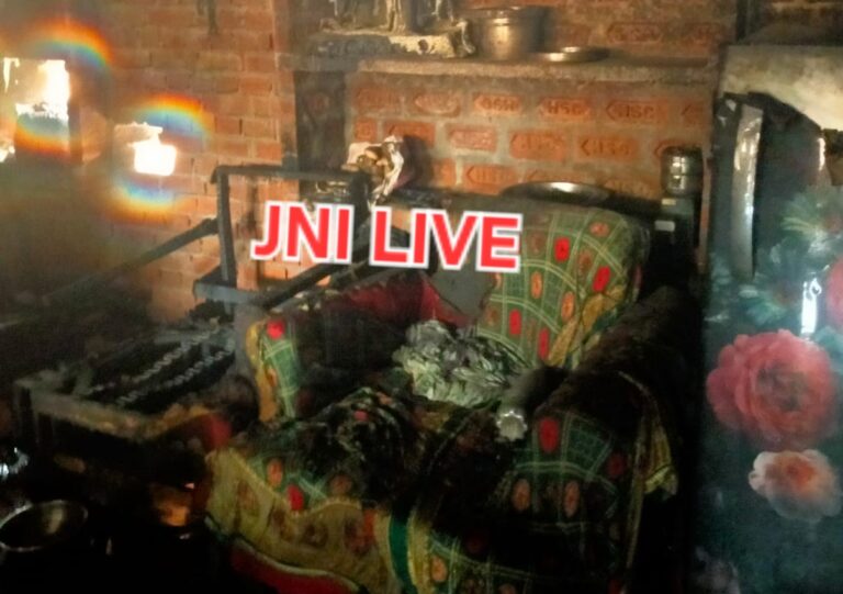 आपसी मारपीट की शिकायत करने थाने गया परिवार, पीछे घर में लगी संदिग्ध आग