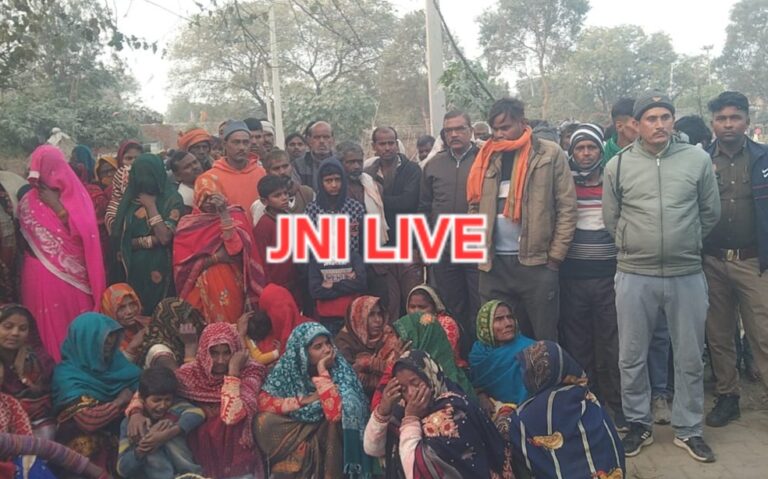 बेटे का शव सड़क पर रख मां ने किया प्रदर्शन, मारपीट करने वालों की गिरफ्तारी की मांग