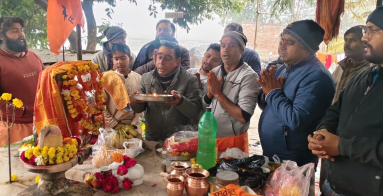 पांचाल घाट गंगा तट पर हनुमान प्रतिमा की प्राण प्रतिष्ठा, भक्ति भाव से हुआ आयोजन