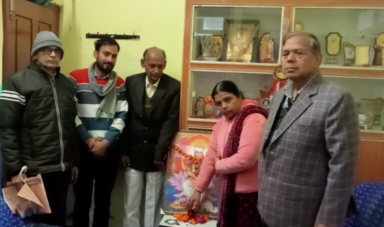 “अभिव्यक्ति” की काव्य गोष्ठी में बही कविता की रसधार