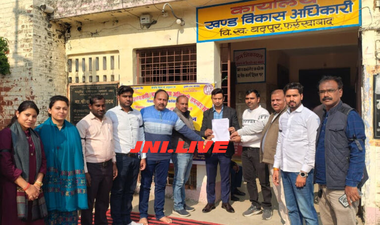 ब्लाक में सचिवों ने काली पट्टी बांधकर किया प्रदर्शन,ऑन लाइन हाजिरी का विरोध