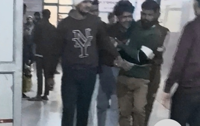 दो बाइकों की भिड़ंत के बाद ट्रक नें कुचला, एक की मौत, तीन गंभीर