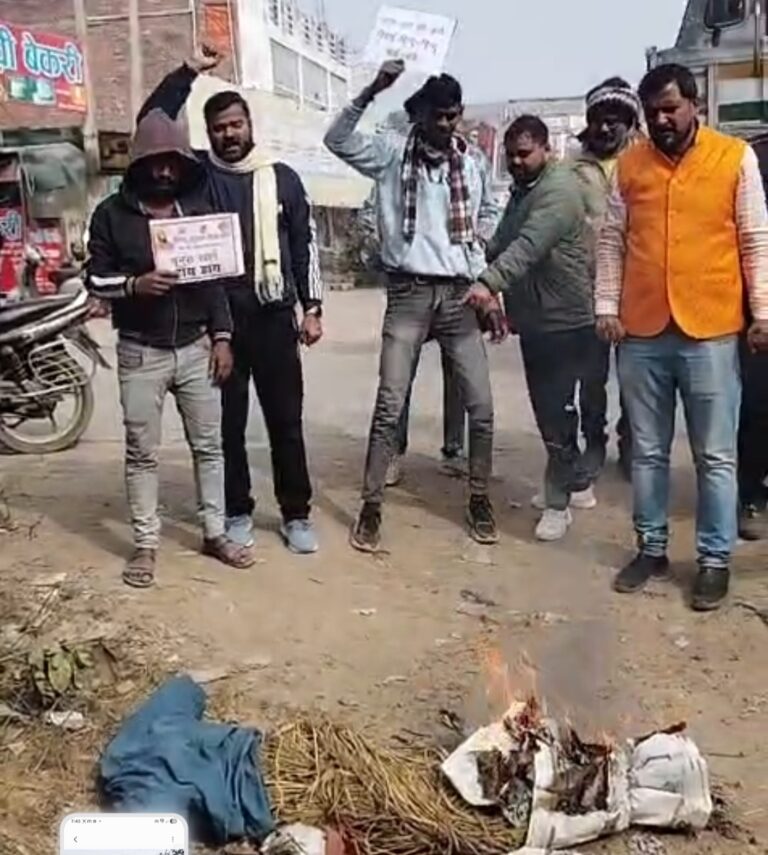 बांग्लादेश में हिंदुओं पर अत्याचार के विरोध में हिंदू सुरक्षा सेवा संघ ने फूंका पुतला