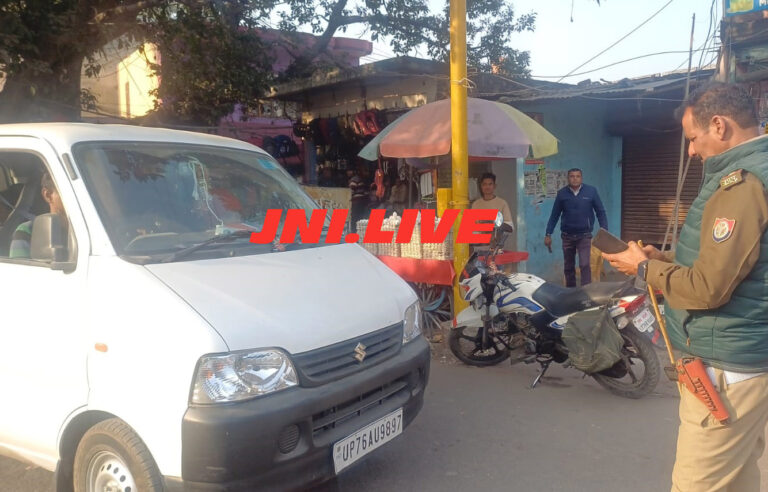 मानक से तीन गुना स्कूली बच्चों को ढो रहा चौपहिया वाहन पकड़ा, दो दर्जन वाहनों का चालान