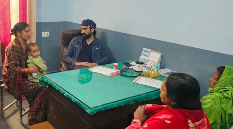 नेहा नर्सिंग होम में नि:शुल्क शिविर में बच्चों के परीक्षण को उमड़ी भीड़