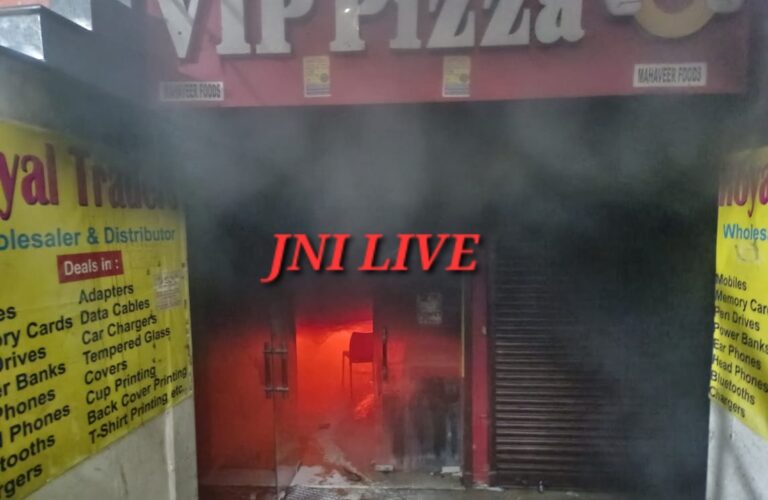 शॉर्ट सर्किट से पिज़्ज़ा हाउस में भीषण आग, लाखों का नुकसान, दमकल न पहुंचने से बढ़ी अफरा-तफरी