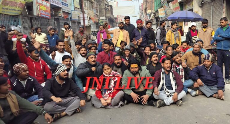फर्रुखाबाद में संडे बाजार को लेकर बवाल, पटरी दुकानदारों ने लगाया जाम