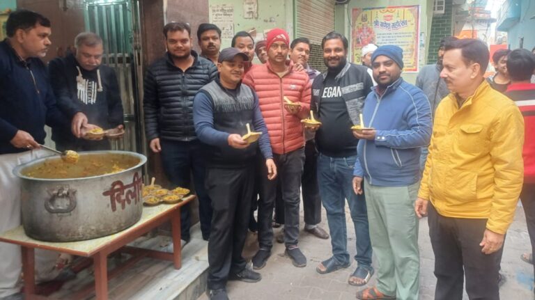 फूलमती मंदिर में भोग प्रसाद का वितरण