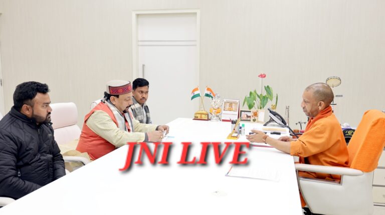मोहम्मदाबाद हबाई पट्टी के विकास के लिये सीएम योगी से मिले सांसद