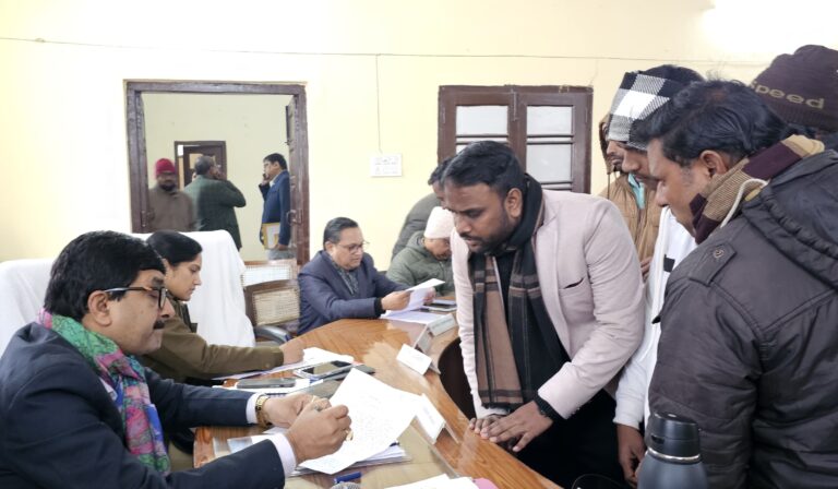 संपूर्ण समाधान दिवस में 53 शिकायतें, 3 का मौके पर निस्तारण