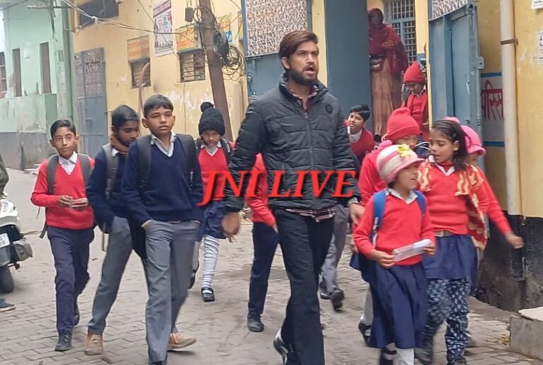 यह स्कूल नही मानता डीएम का आदेश, ठिठुरन में अवकाश के बाद भीं खुला विद्यालय