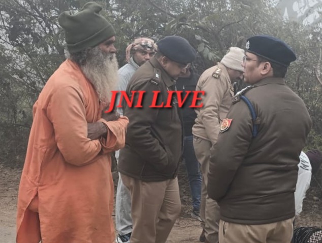 सड़क किनारे मिला अज्ञात युवक का शव, गला घोंटकर हत्या की आशंका