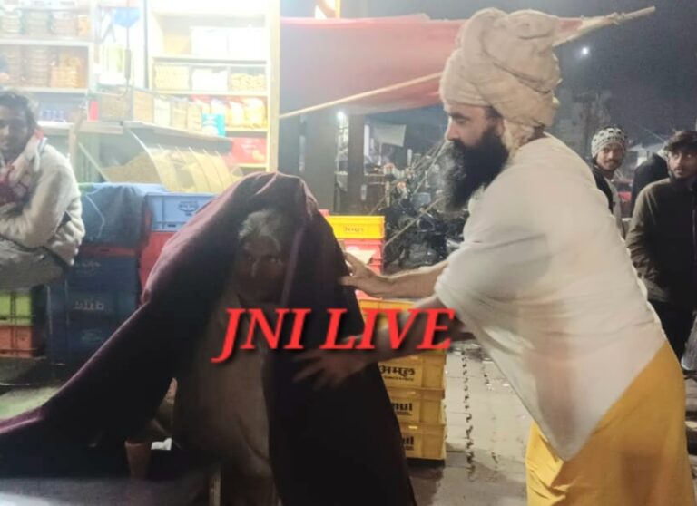 शीत लहर में मानवता की मिसाल बने महंत ईश्वरदास,  जरूरतमंदों को बांटे कंबल