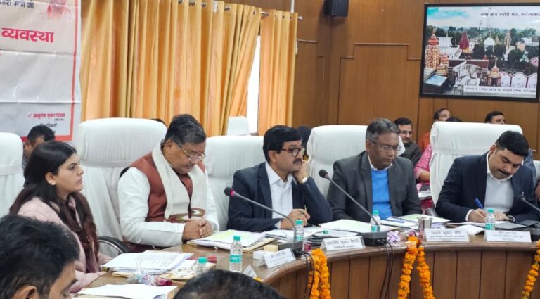 प्रभारी मंत्री जयवीर सिंह ने की विकास कार्यों व कानून व्यवस्था की समीक्षा