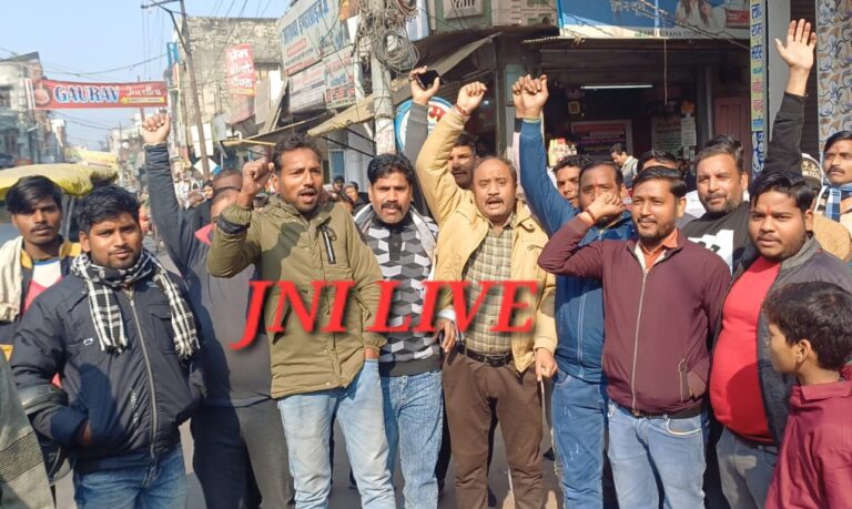 प्रशासन की सख्ती के आगे नहीं लगा संडे बाजार, फुटपाथ दुकानदारों ने की नारेबाजी