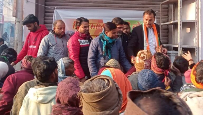 प्रियंका गांधी का जन्मदिन मनाया, मजदूरों को कराया चाय-नाश्ता