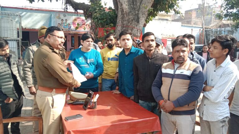 कमालगंज में साप्ताहिक बाजार के विरोध में व्यापारियों ने सौंपा ज्ञापन