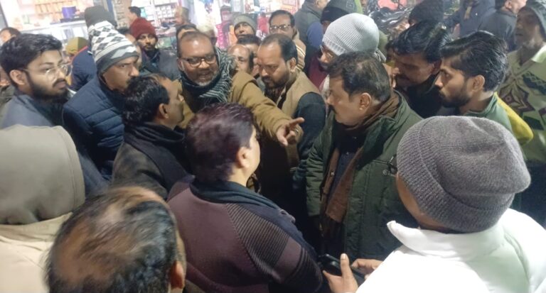 रेलवे रोड़ सड़क चौडीकरण कों लेकर रार, नोकझोंक