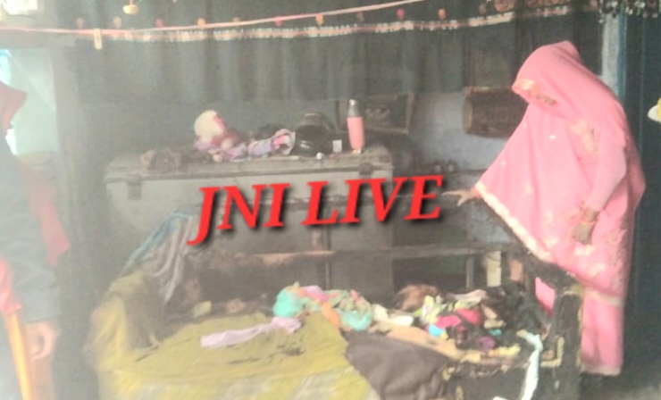 दीपक की लौ से लगी आग, गृहस्थी का सामान जलकर राख, नकदी व कपड़े खाक