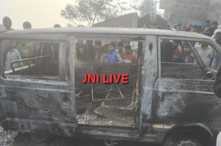 स्कूल में खड़ी बैन में लगी भीषण आग से हड़कंप