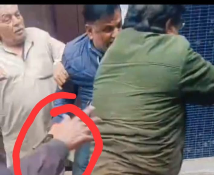 दो पक्षों में हिंसक झड़प, लाठी-डंडे चले, तमंचा लहराने का आरोप