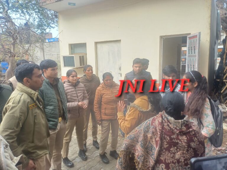 युवतियों नें मारपीट का आरोप लगाकर हंगामा, पुलिस से धक्का-मुक्की