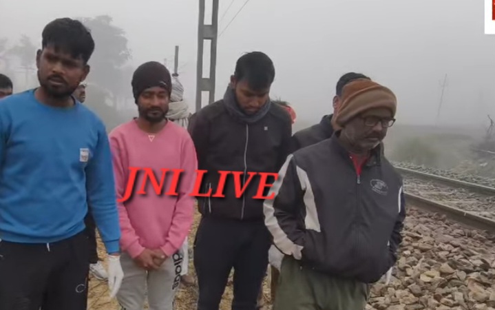 ट्रेन की चपेट में आने से सात गौवंशों की दर्दनाक मौत