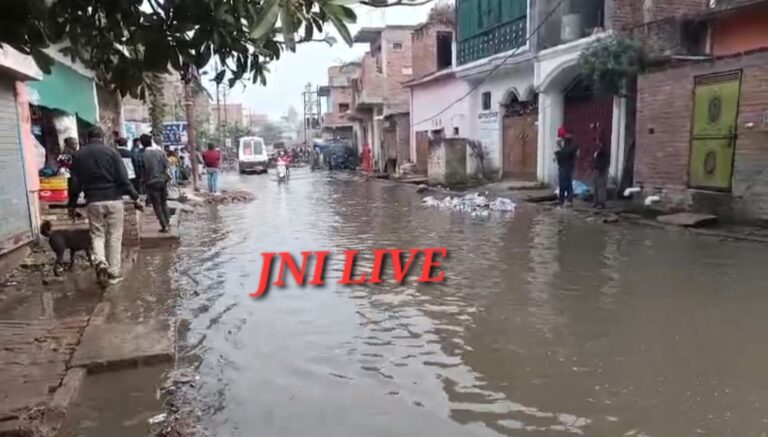 जल भराव के विरोध में मुख्य मार्ग किया जाम, पुलिस से