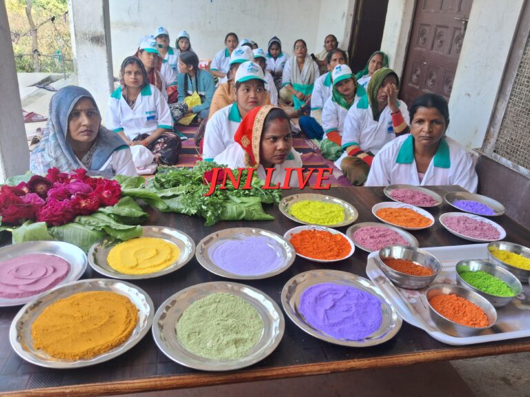 समूह की महिलाओं ने बनाएं खुशहाली के रंग, गालों पर महकेगा हर्बल गुलाल